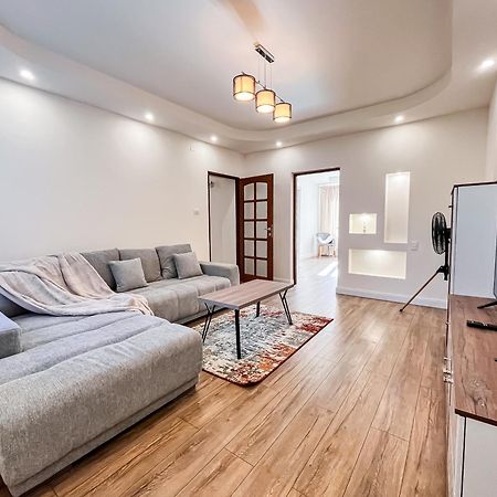 La Teatru - 2Bd Apartment Near Theatre And Old Town Braşov Eksteriør billede